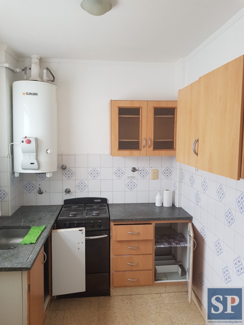 Venta departamento 3 amb y 1/2 , 1 piso, todo exterior, cochera- zona Guemes