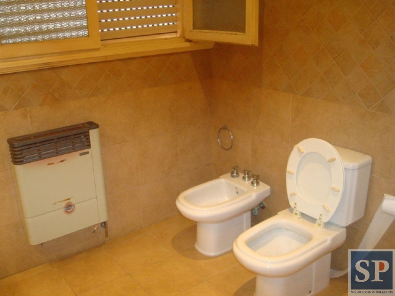 Venta departamento 3 amb y 1/2 , 1 piso, todo exterior, cochera- zona Guemes