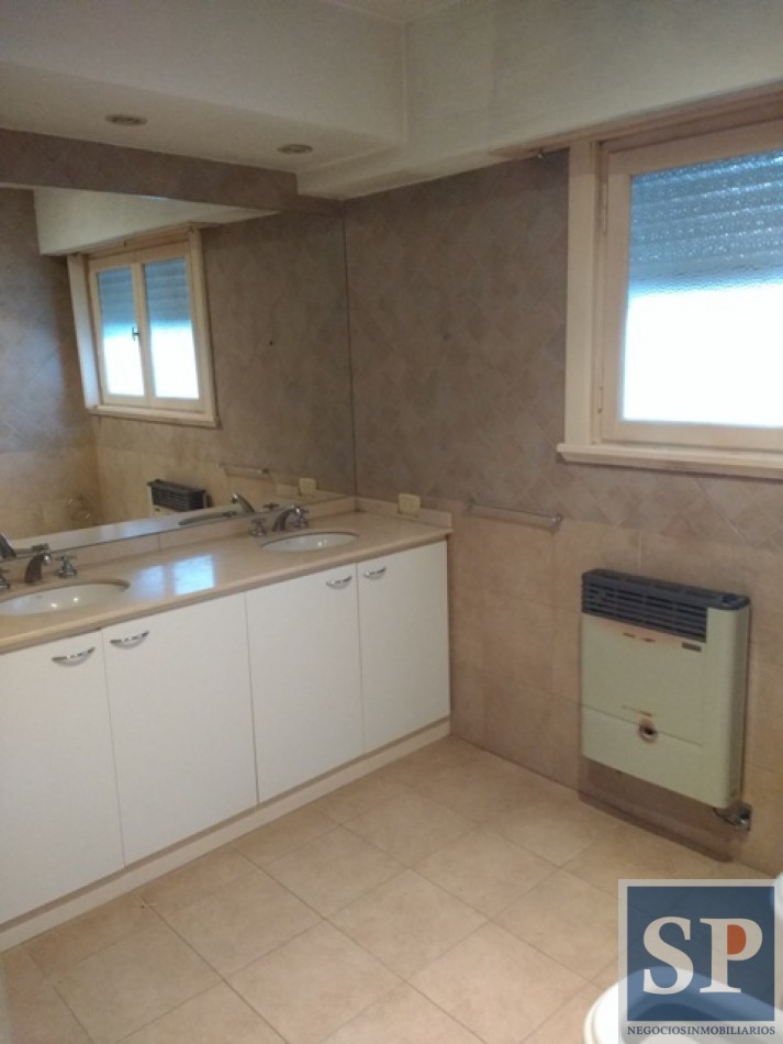 Venta departamento 3 amb y 1/2 , 1 piso, todo exterior, cochera- zona Guemes