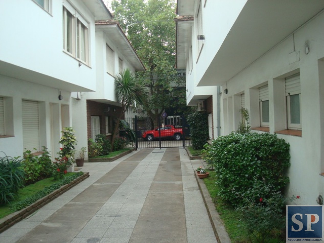 Venta departamento 3 amb y 1/2 , 1 piso, todo exterior, cochera- zona Guemes